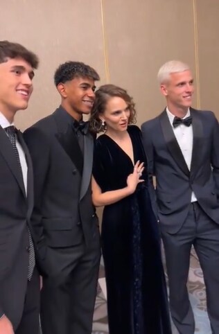 Natalie Portman se burla del Real Madrid en la gala del Balón de Oro 2024 y les recuerda su derrota frenet al Barça por 0-4 en el Bernabéu