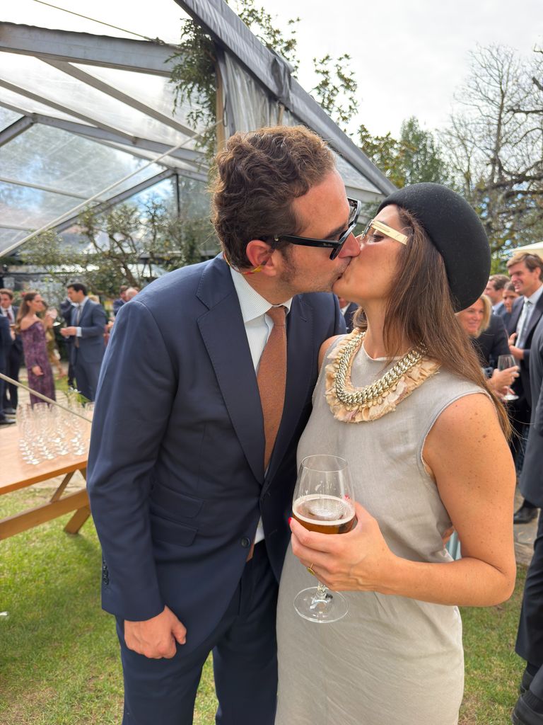 Ichi besa a su marido durante la celebración