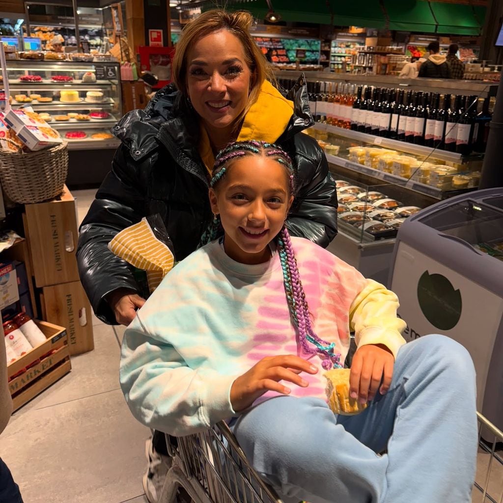 Adamari López y su hija Alaïa tras reencontrarse en Uruguay.