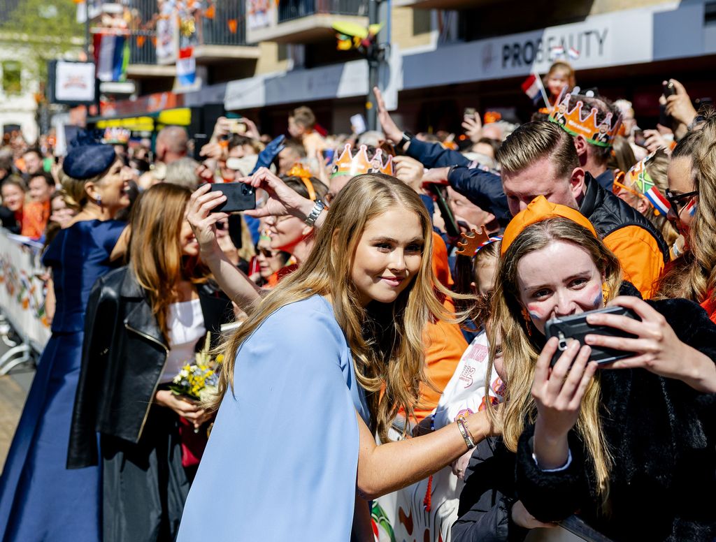 Reyes de Holanda junto a sus hijas
