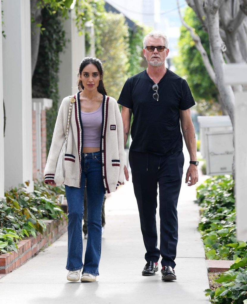 Eric Dane y Priya Jain paseando por Los Angeles en abril de 2025