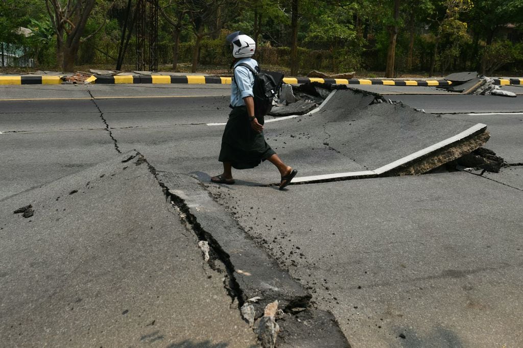 Un hombre camina por una carretera dañada en Naipyidó el 28 de marzo tras un terremoto en el centro de Myanmar   