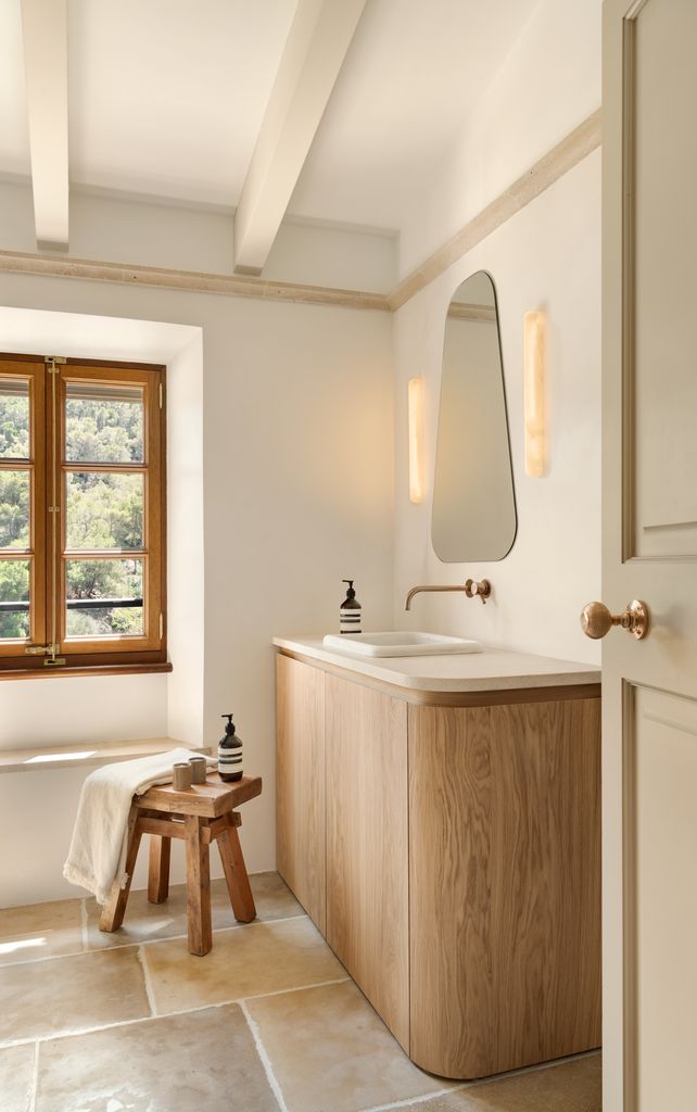 Baño con mueble de lavabo de madera