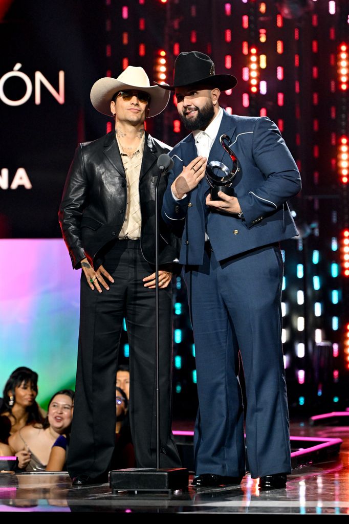 Maluma and Carin León aceptan el premio a Colaboración del año.