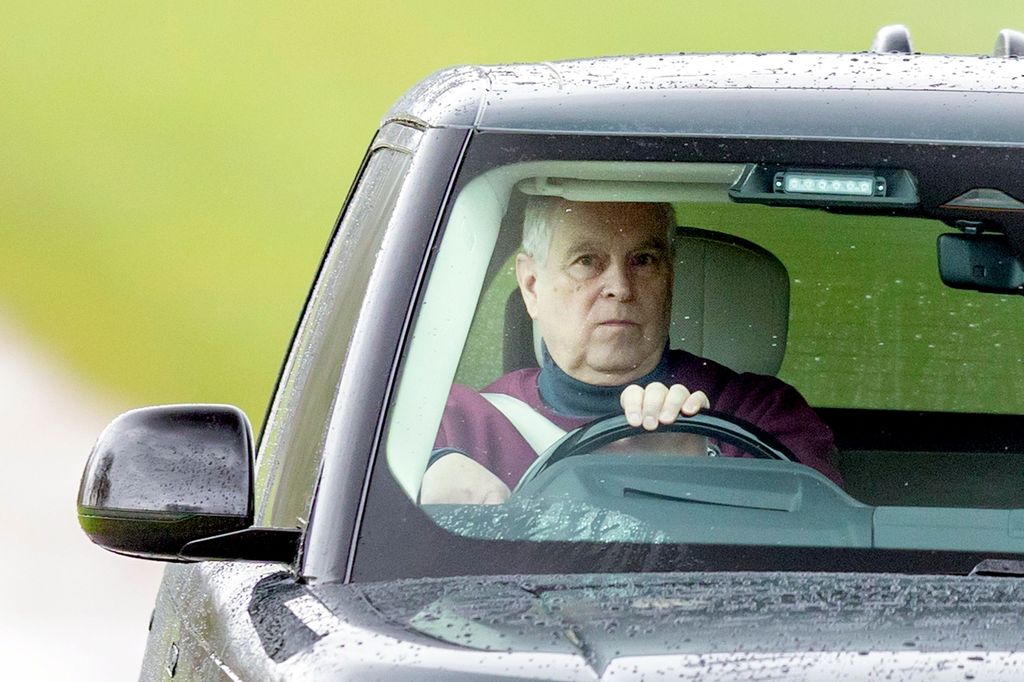 EL EX-PRINCIPE ANDRES EN UN COCHE