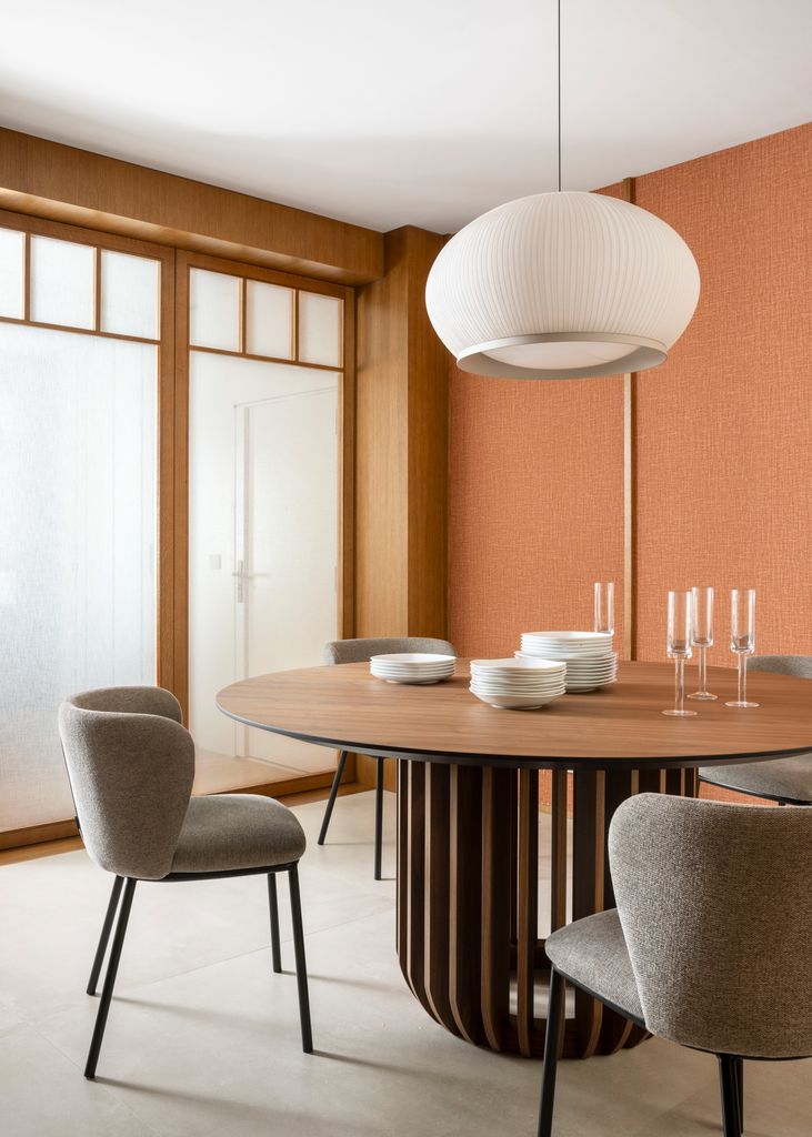 Comedor con mesa redonda de madera