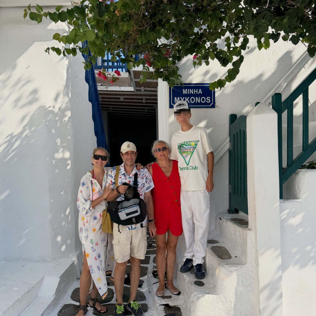 Alba y sus padres, Lucía y Carlos, y su hijo Lucas en las calles de Mikonos