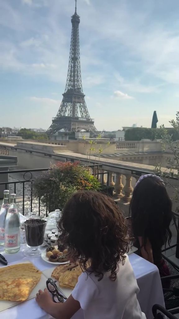 Madre e hijas disfrutaron de un almuerzo con vistas a la Torre Eiffel antes del concierto.
