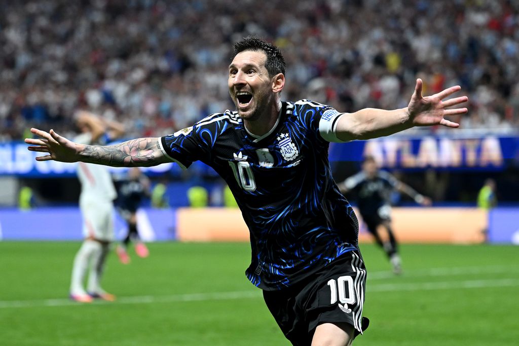 Lionel Messi celebra el segundo gol de Lautaro Martínez al minuto 90+2'.