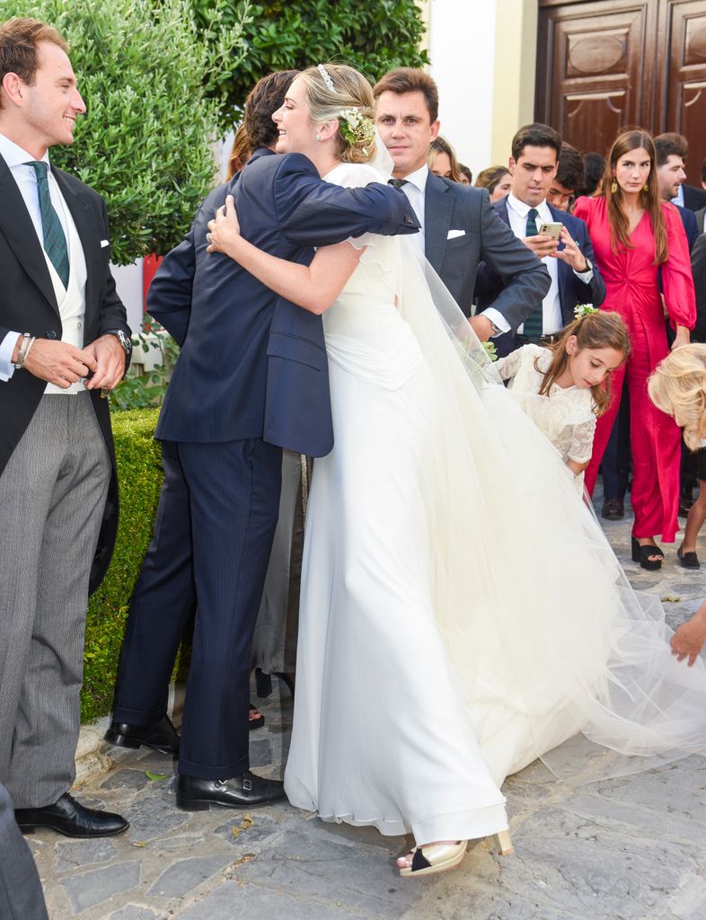 Sibi Montes abraza a algunos invitados tras la ceremonia