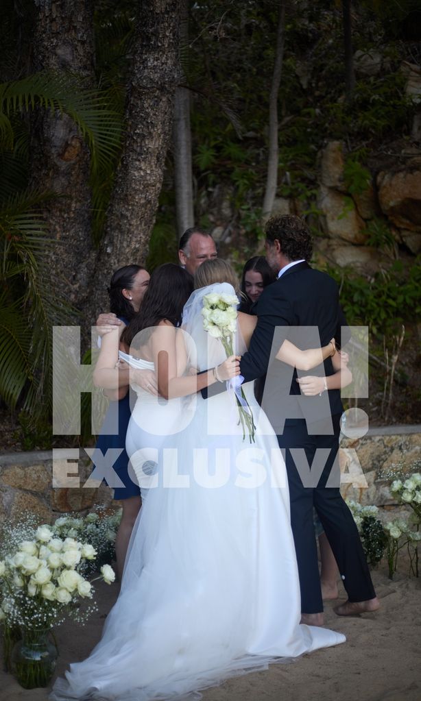 Irina Baeva y Gabriel Soto junto a su familia en Acapulco
