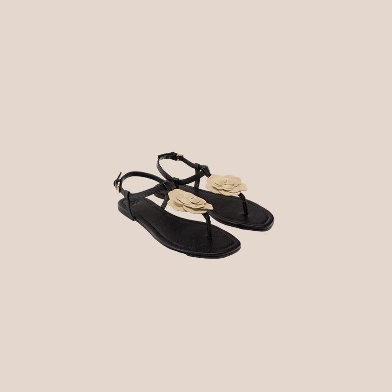 zapato plano negro con flor en blanco