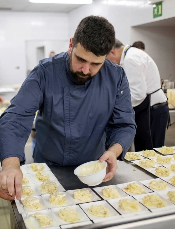 Pello Noriega preparando su ensaladilla vencedora