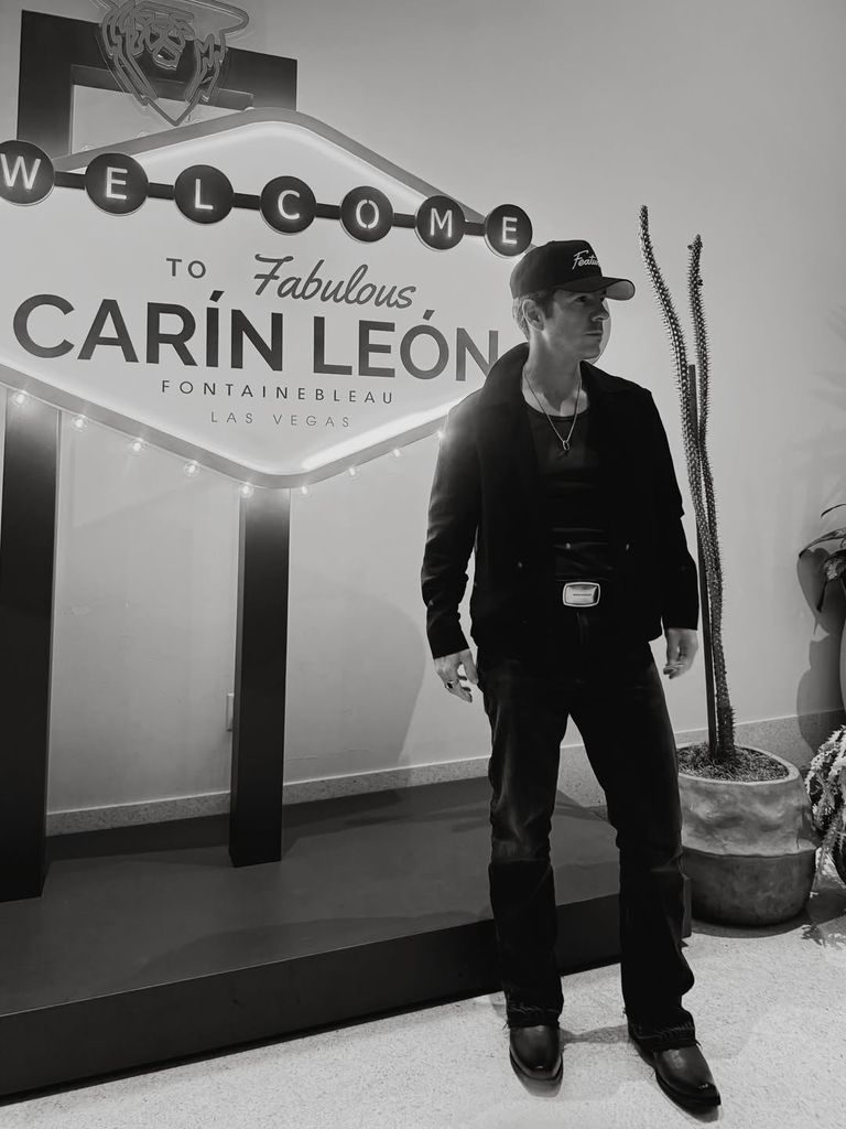 Mauricio Ochmann lució un look especial para el concierto de Carín León.