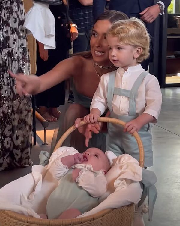 Martin Castellano con su madre y su hermana en la boda de Marta Pombo