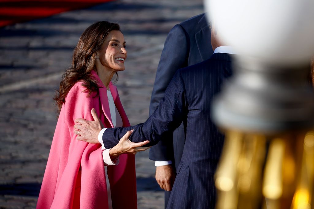 La reina Letizia con abrigo rosa