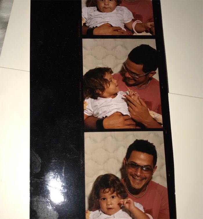 Alejandro Sanz recibe el cariño de sus hijos