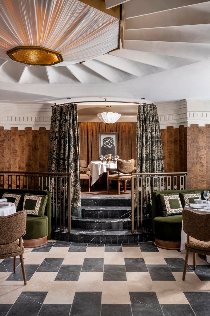 Vista del reservado de Tradición con el cuadro de Saura al fondo. 