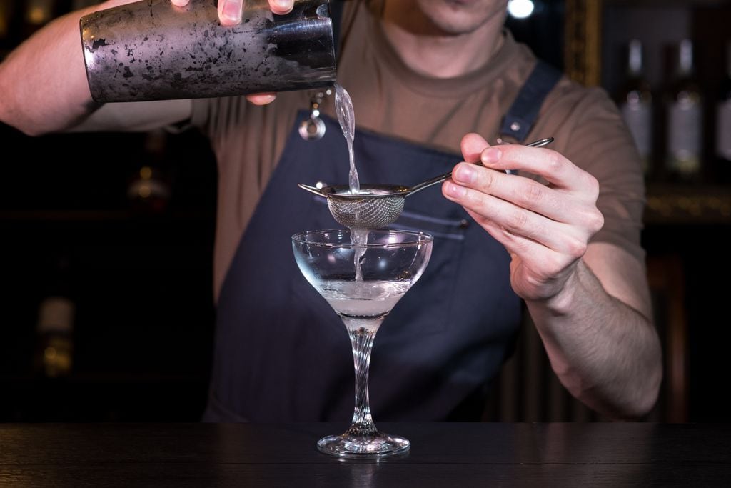 Barman, preparando un daiquiri tradicional.