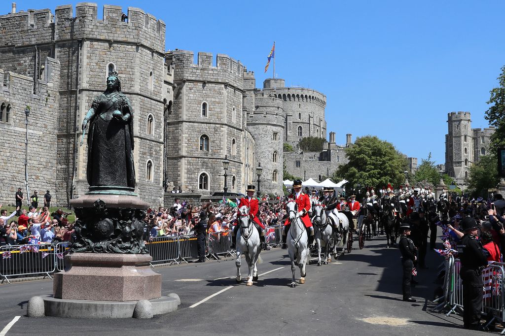 Una de las estatuas de la reina Victoria, justo a las puertas del Castillo de Windsor, en una imagen tomada la paso del carruaje que llevaba al príncipe Harry y a Meghan Markle el día de su boda el 18 de mayo de 2018