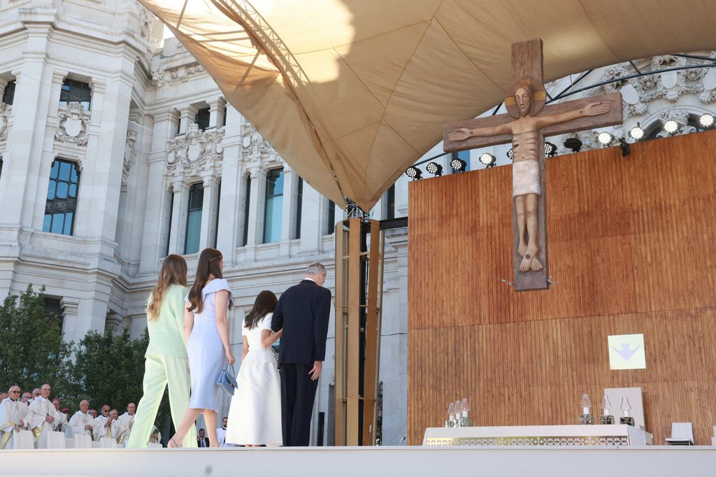 La Familia Real antes de tomar su sitio en la ceremonia, a la izquierda del Santo Padre