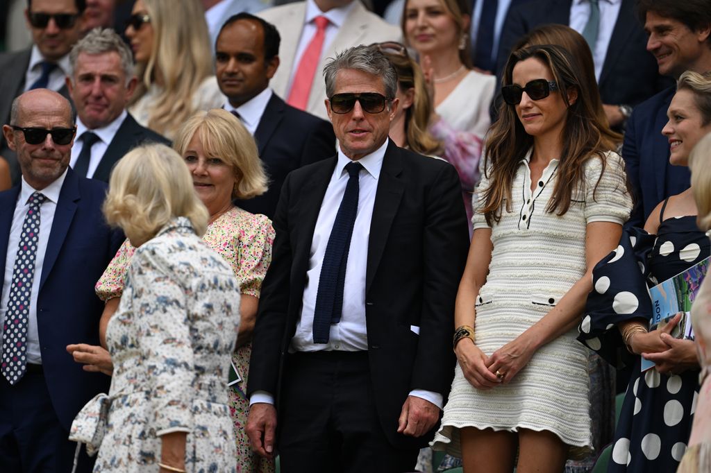 Hugh Grant y Anna Elisabet Eberstein