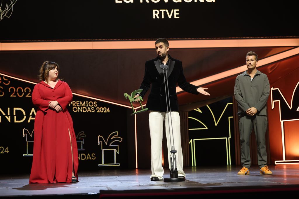 Plano entero de David Broncano en el escenario con Lala Chús y Grison con su premio