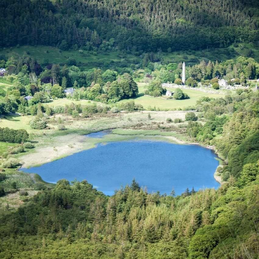 Conjunto monacal de Glendalough en el condado de Wicklow, Irlanda