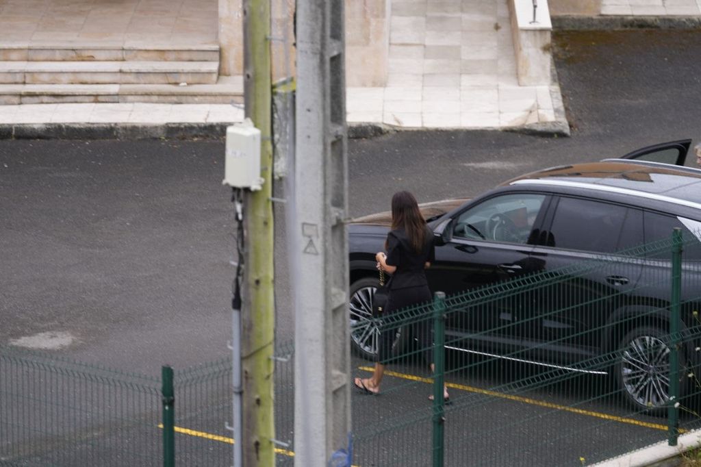 La actriz, llegando a dar el último adiós a su padre