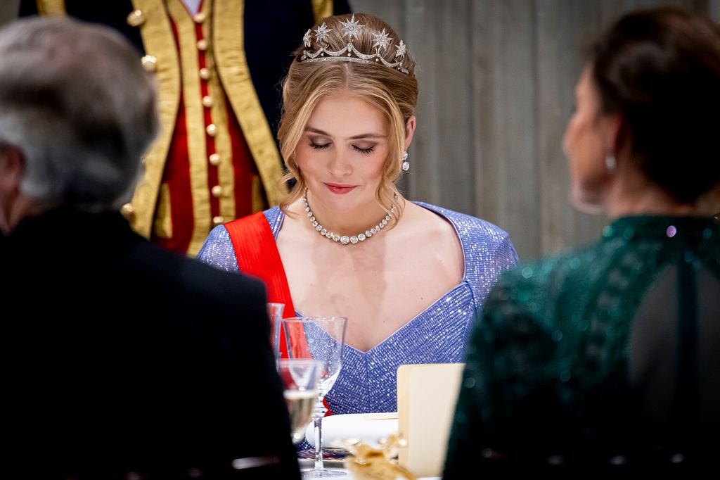 Amalia junto a la tiara de las estrellas, la misma que utilizó la reina Máxima durante su boda