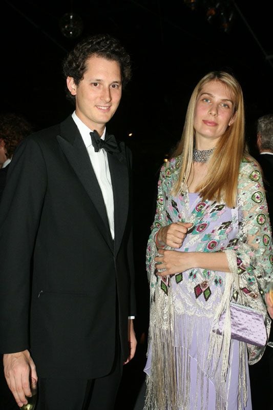 Lavinia Borromeo, la segunda de las hermanas, fue la primera en pasar por el altar y en convertir a las Islas Borromeas en un lugar nupcial de ensueño cuando se casó con John Elknan en septiembre de 2004. Dada la relevancia del empresario y los orígenes aristocráticos de ellas su unión fue considerada en Italia como la "boda del año".
