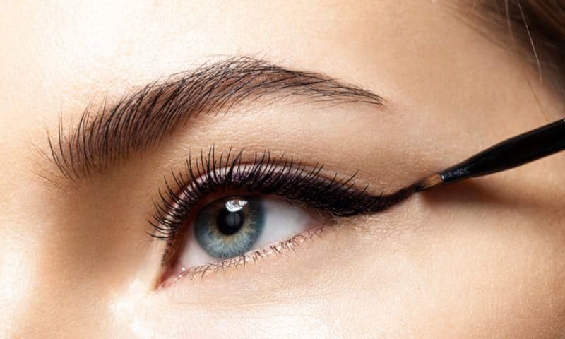 istock 825324248 maquillaje eyeliner