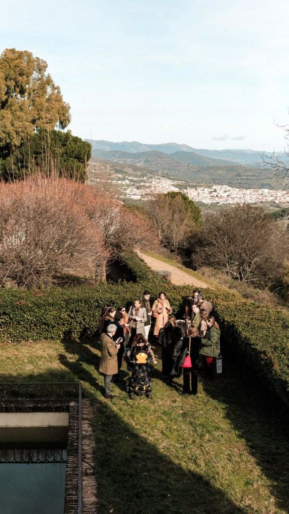 Los asistentes, en los jardines del Palacio Granja de Mirabel