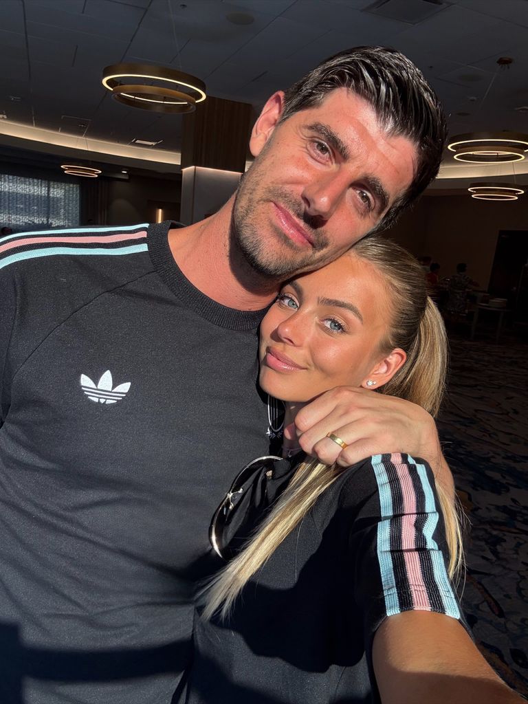 Thibaut Courtois y Mishel Gerzig tras el final del partido de España contra Bélgica