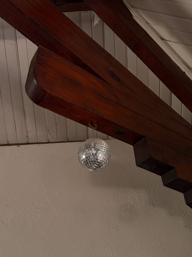 Sandra era una persona muy espiritual y tenía accesorios para alejar las malas energías, como esta bola de discoteca, por todo su hogar
