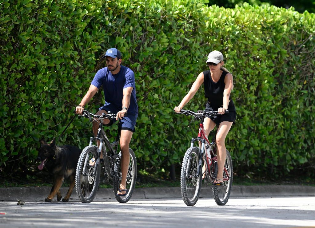 Joaquim Valentey Gisele Bündchen montando en bici en Surfside, Florida. (Photo by MEGA/GC Images)