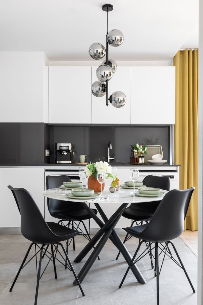 Comedor con lámpara de techo setentera