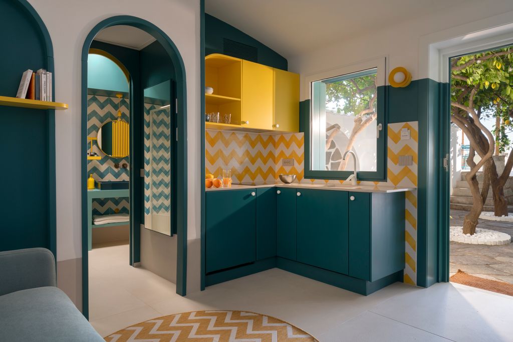 Cocina muy colorida con mobiliario que combina el color amarillo y el azul
