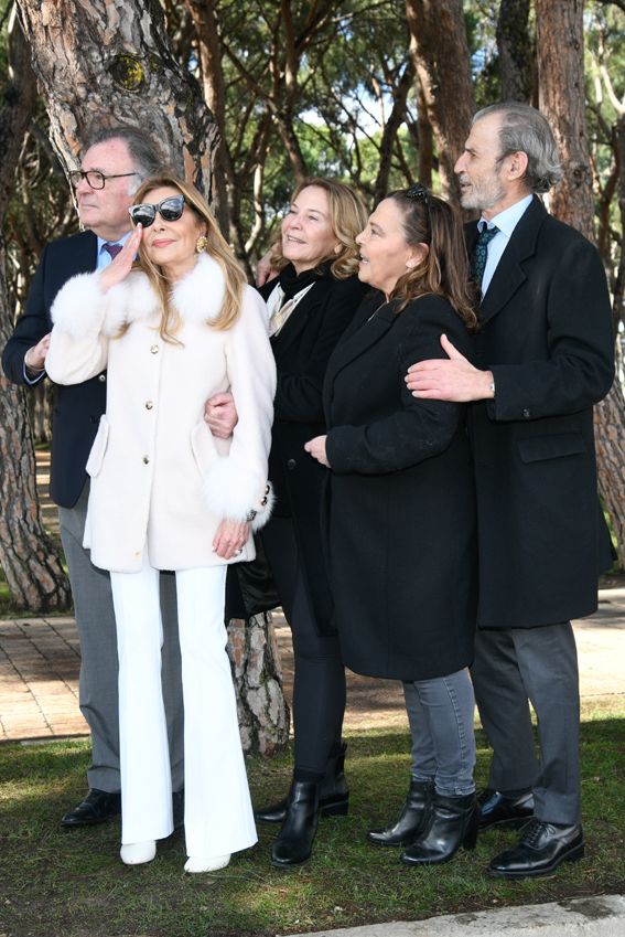 Ana Obregón con sus hermanos