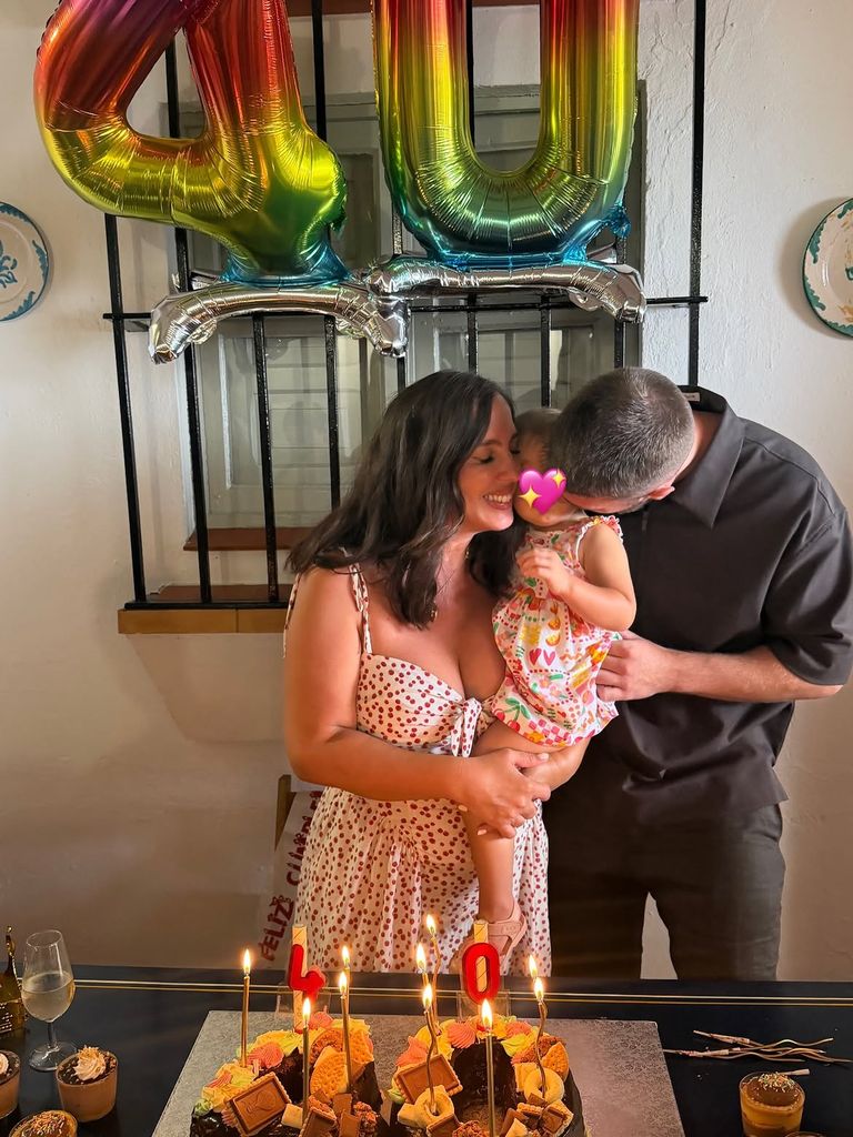 Anabel Pantoja celebrando su 40 cumpleaños con su hija y su chico