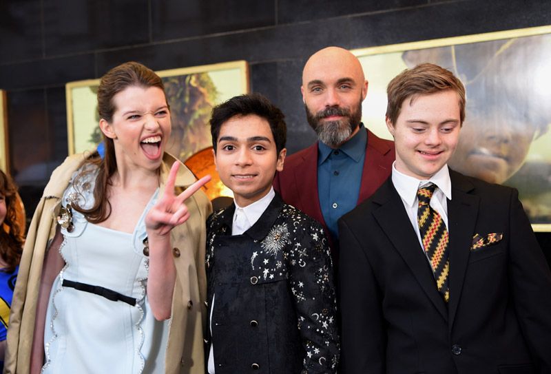 Ever Anderson junto al reparto de 'Peter Pan' 