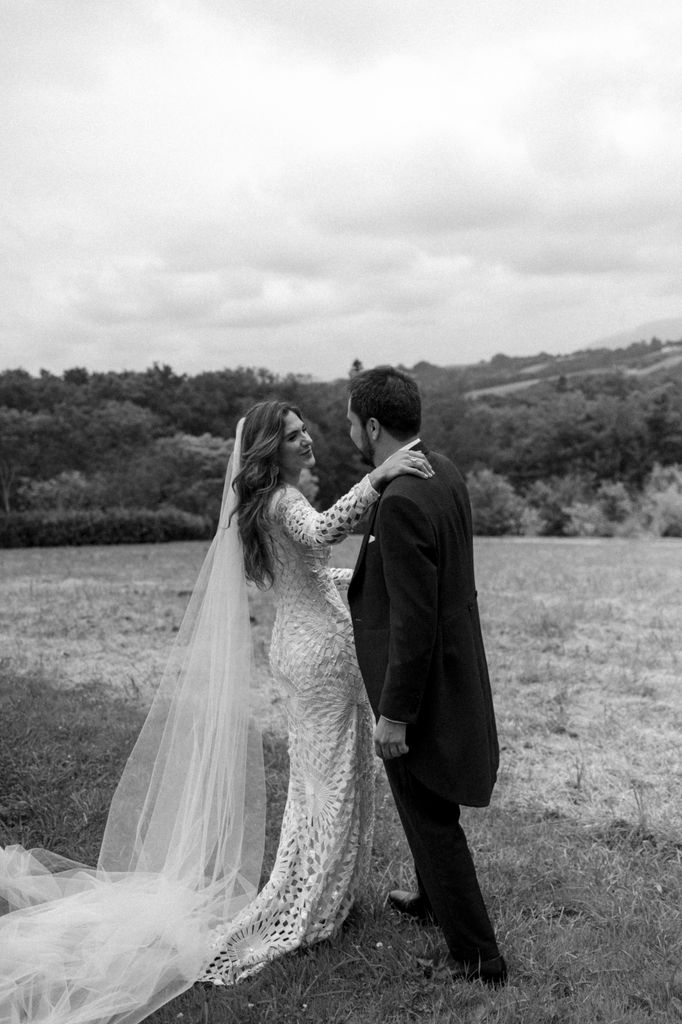 Novia con pelo suelto y velo
