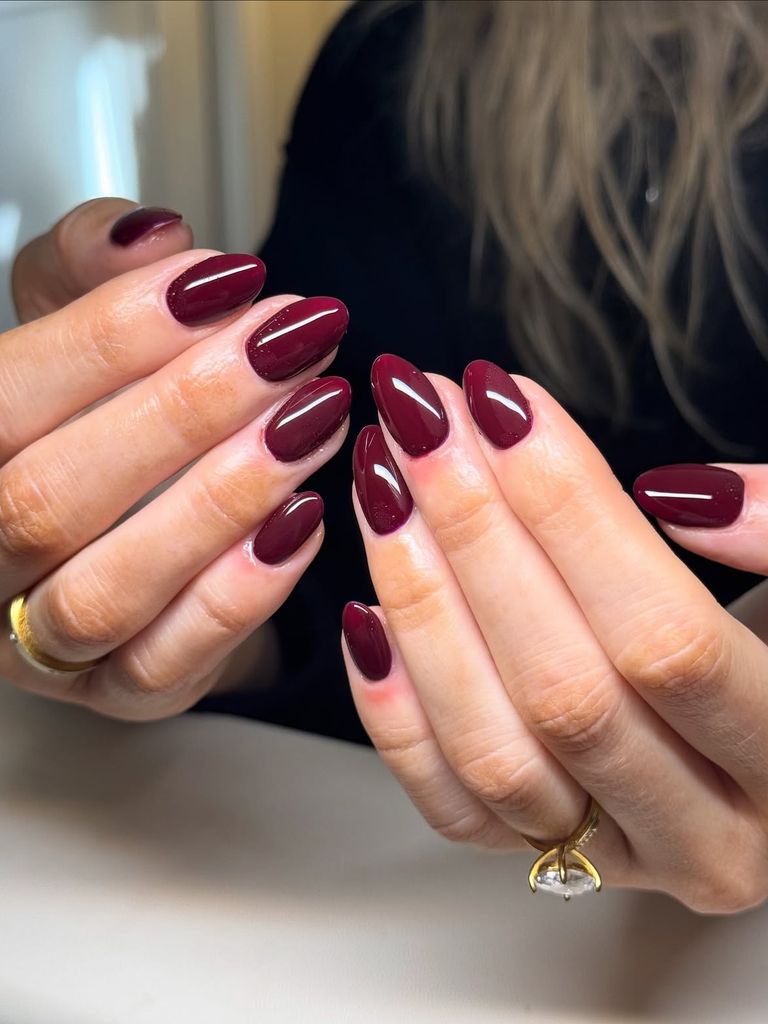 Manicura burgundy para novias de otoño