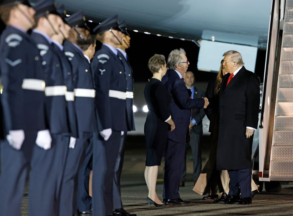 El presidente Donald Trump y la primera dama Melania Trump fueron recibidos por el vizconde Hood, Lord-in-Waiting, y por la ministra de Asuntos Exteriores británica, Yvette Cooper, al bajar del Air Force One tras llegar al aeropuerto de Londres Stansted 