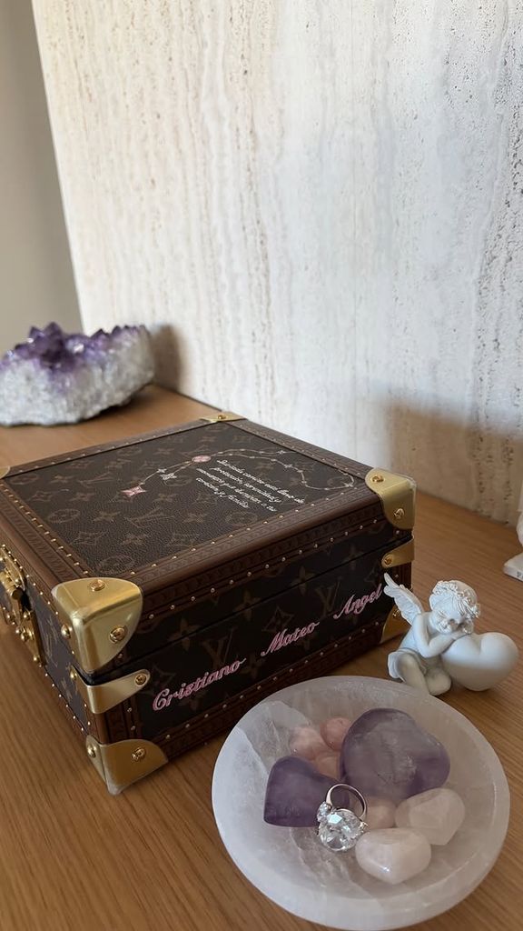 Georgina Rodríguez muestra su maleta con el nombre de sus hijos varones, Cristiano, Mateo y Ángel, el hijo que falleció en 2022