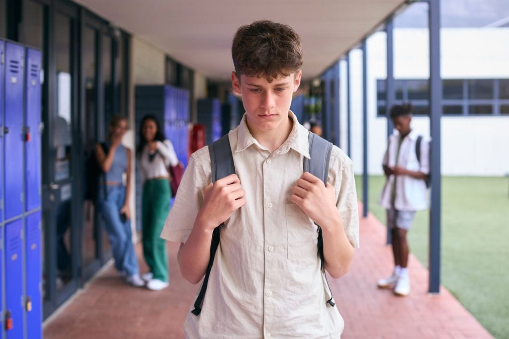 Adolescente víctima de acoso escolar