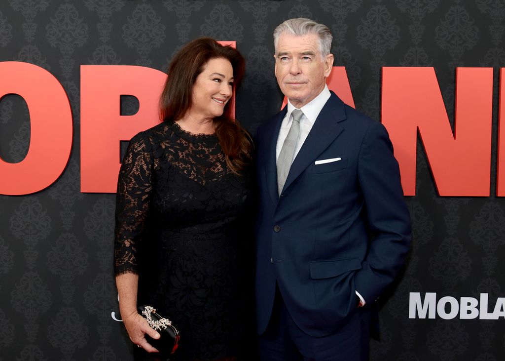 Pierce Brosnan y su mujer, Keely Shaye Smith, en la premiere de 'MobLand'
