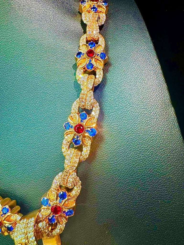 Regalo de El Alfa para Lamine Yamal, una impresionante cadena de oro y diamantes