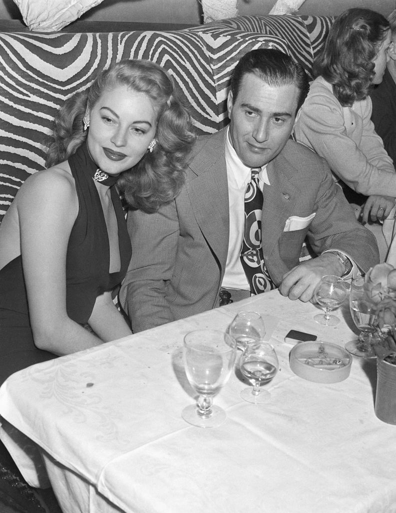 Ava Gardner y Artie Shaw en El Morocco, un popular club nocturno de Nueva York, meses después de su boda