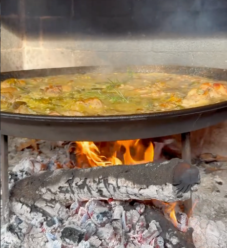 La paella valenciana no puede faltar muchos domingos en las comidas familiares de Miguel Ángel Silvestre.